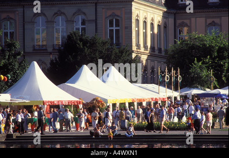 Persone al festival "Sommerfest" nella parte anteriore del Neues Schloss Stoccarda Baden Württemberg Germania Foto Stock