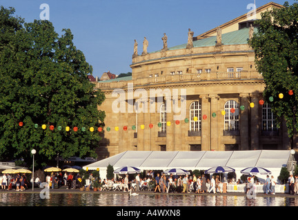 Persone al festival "Sommerfest" nella parte anteriore del Staatstheater Stuttgart Baden Württemberg Germania Foto Stock