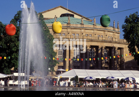 Persone al festival "Sommerfest" nella parte anteriore del Staatstheater Stuttgart Baden Württemberg Germania Foto Stock