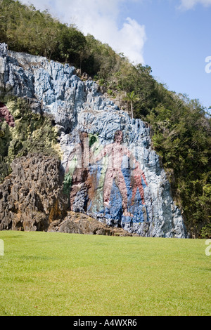 Il Murale preistorico sulla Mogote Dos Hermanas in Vinales Valley nella provincia di Pinar del Rio di Cuba Foto Stock