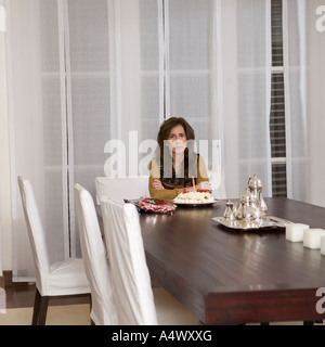 Delusi di mezza età della donna alla sua festa di compleanno Foto Stock