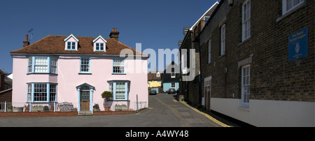 Una drammatica vecchia casa rosa a Mogliano Veneto con la Royal British Legion edificio sulla destra vicino a Colchester Essex Inghilterra Foto Stock