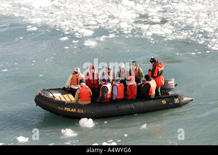 Antartico i viaggiatori in un zodiac tornando alla nave rompighiaccio dopo una escursione a terra Foto Stock