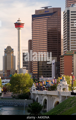 Centre Street Bridge, Calgary Tower, il Fiume Bow, il centro cittadino di Calgary, Alberta, Canada Foto Stock