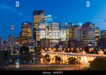 Centre Street Bridge, Calgary Tower, il Fiume Bow, il centro cittadino di Calgary, Alberta, Canada Foto Stock