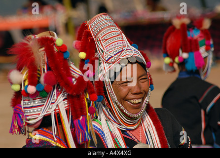 Le donne Akha in caratteristico costume tribale Chiang Rai comunità hilltribe nord della Thailandia Foto Stock