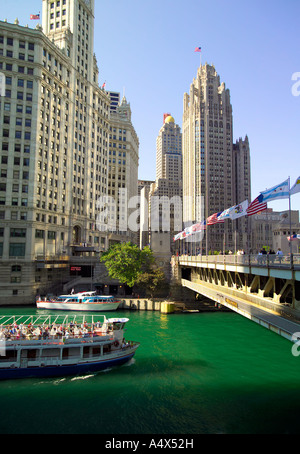 Windella imbarcazioni turistiche passando sotto il Michigan Avenue sul Fiume di Chicago Chicago Illinois Foto Stock