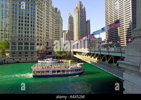 Windella imbarcazioni turistiche passando sotto il Michigan Avenue sul Fiume di Chicago Chicago Illinois Foto Stock