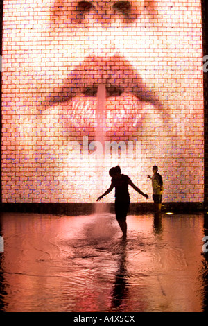 Bambini che giocano in acqua a corona Fontana nel Millennium Park Chicago Illinois Foto Stock