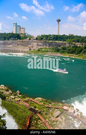 Le cascate, la Torre Skylon, Fiume Niagara, la Domestica della Foschia, Niagara Falls, Ontario, Canada Foto Stock