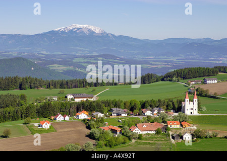 Riprese aeree del villaggio di Maria Schnee con la montagna schneeberg in background, Austria inferiore, Austria Foto Stock