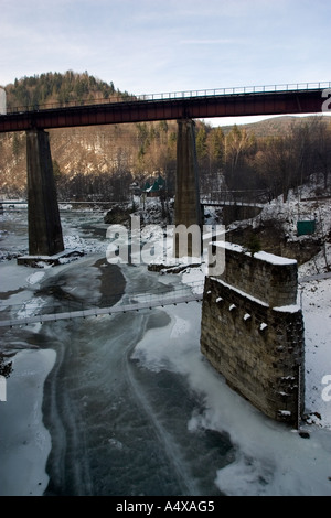 West Ukraine, Yaremcha. Frosen damaged bridge is seen in Carpathians mountains on winter. Foto Stock