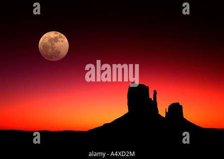 Il Monument Valley con la luna, Arizona, Stati Uniti d'America Foto Stock