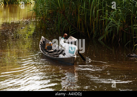 In canoa sul fiume Sungai Sekonyer in Tanjung Putting Parco Nazionale, Kalimantan centrale, Borneo, Indonesia Foto Stock