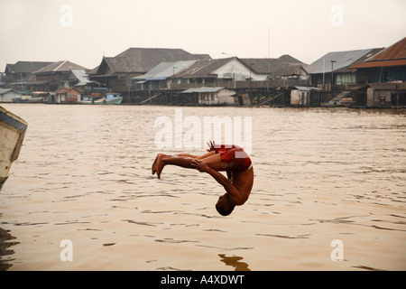 Bagno nel fiume Sekonyer, Pangkalanbun, Central-Kalimantan, Borneo, Indonesia Foto Stock