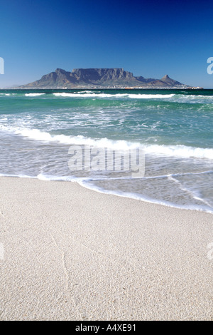 Table Mountain si vede tutta la baia della tavola da Blouberg beach a Cape Town, Sud Africa. Foto Stock