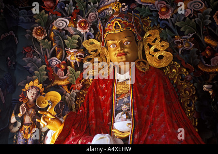 Statua di Padmasambhava ( Guru Rinpoce ) all altare del tempio bhutanesi. Bodgaya, Bihar, in India Foto Stock