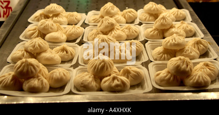 Cinese gnocco, cibo tradizionale stallo, il mercato notturno, Wangfujing Street, Pechino, Cina Foto Stock