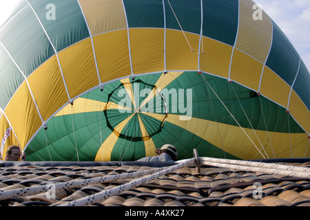 In mongolfiera ad aria calda essendo gonfiato pronto per decollare in Eastnor Park vicino a Malvern Worcs REGNO UNITO Foto Stock