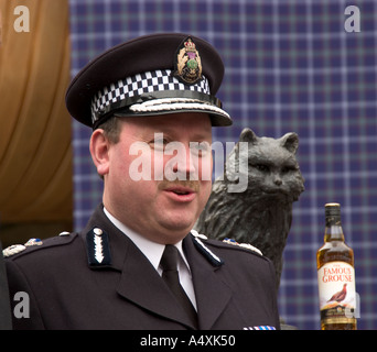 Il capo della polizia John Vigna e Towser il gatto statua a Glenturret Distillery Foto Stock