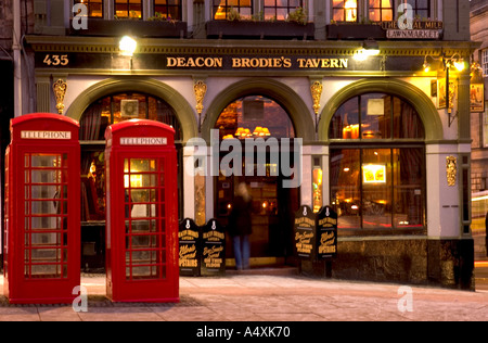 Esterno del famoso diacono Brodie's Tavern di Edimburgo di notte Foto Stock