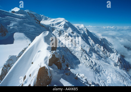 Il Ghiacciaio Bossons e Mont Blanc visto dalla vetta del Dent du Midi nelle Alpi francesi al di sopra di Chamonix Foto Stock