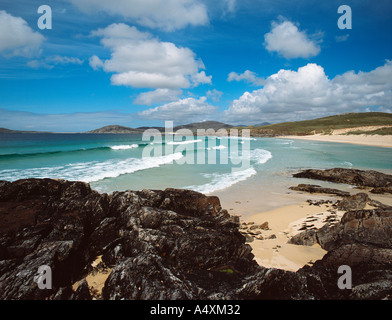 Interruttori in rotolo di spiaggia di sabbia bianca sulla baia di Horgabost Scarasta Harris Ebridi Esterne la Scozia occidentale Foto Stock