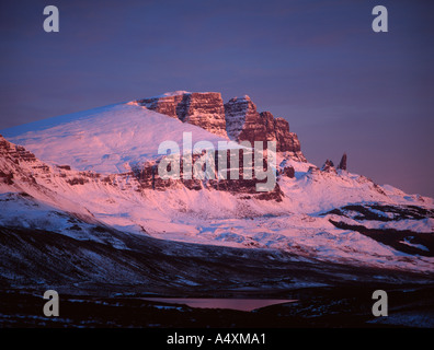 Alba luce sul Storr in inverno Trotternish Isola di Skye in Scozia occidentale Foto Stock