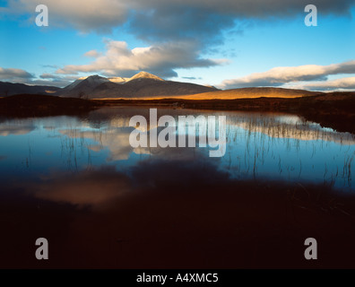 Lochan na h Achlaise e le colline di Blackmount Rannoch Moor Highlands scozzesi Foto Stock