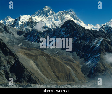 Everest montagna più alta nel mondo con sul Nuptse e Lhotse visto da sopra Maccherma nella valle di Gokyo Nepal orientale Foto Stock