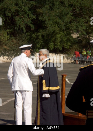 La Hon Giudice John Alcantara CBE, il Sindaco di Gibilterra, parlando con un senior addetto navale dignitario dignitari Foto Stock