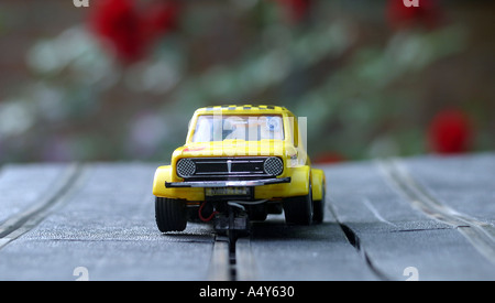 Inizio 1980 s Scalextric auto vintage rare Mini 1275 GT C 122 vettura giallo Foto Stock