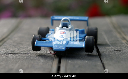 Inizio 1980 s Scalextric auto vintage rare Tyrell 008 C 135 Auto Blu Elf e First National City Travellers Cheques decalcomanie Miss Foto Stock