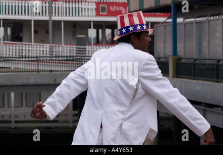 Maschio performer di strada indossando un americano outfit patriottica di New Orleans, LA, Stati Uniti d'America. Foto Stock