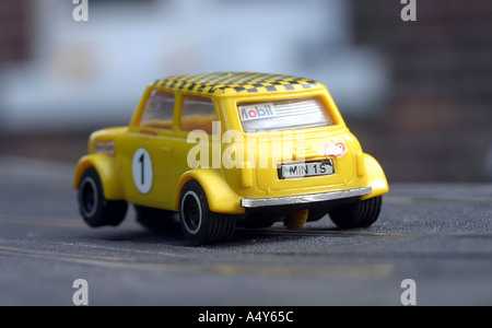 Inizio 1980 s Scalextric auto vintage rare Mini 1275 GT C 122 vettura giallo Foto Stock