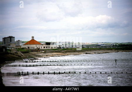 Vista della spiaggia di Aberdeen, guardando a nord verso la Beach Ballroom in lontananza Foto Stock