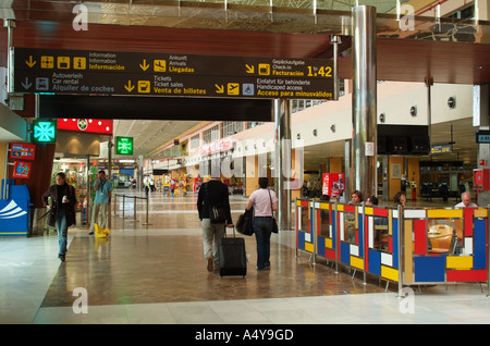 Passeggeri a Tenerife Sur Reina Sofia aeroporto nel sud di Tenerife Isole Canarie Spagna Foto Stock