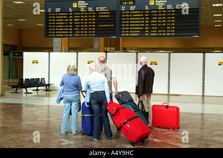 I passeggeri il check in presso Tenerife Sur Reina Sofia aeroporto nel sud di Tenerife Isole Canarie Spagna Foto Stock