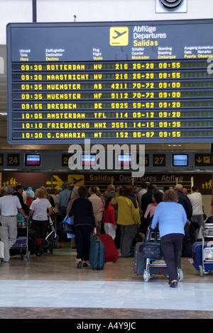 I passeggeri il check in presso Tenerife Sur Reina Sofia aeroporto nel sud di Tenerife Isole Canarie Spagna Foto Stock