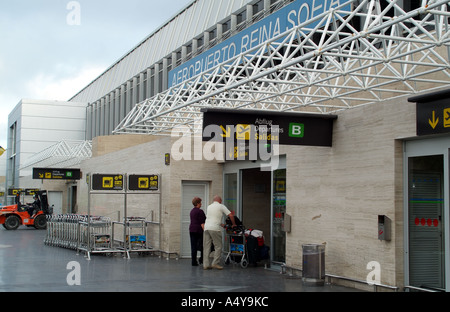 I passeggeri che arrivano a Tenerife Sur Reina Sofia aeroporto nel sud di Tenerife Isole Canarie Spagna Foto Stock