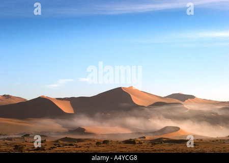 La nebbia dall'oceano atlantico () tra le dune rosse. Sossusvlei, Namib Desert, Namibia Foto Stock