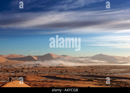 La nebbia dall'oceano atlantico () tra le dune rosse. Sossusvlei, Namib Desert, Namibia Foto Stock