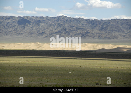 Dune di steppa e la gamma della montagna nel deserto dei Gobi Khongoryn Els Gurvan Saikhan Parco nazionale della Mongolia Foto Stock