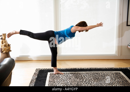 Donna incinta a praticare yoga Foto Stock