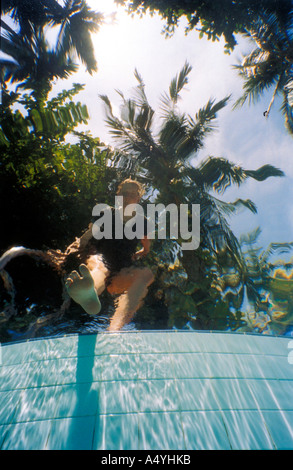 Donna mettendo un piede in piscina Foto Stock