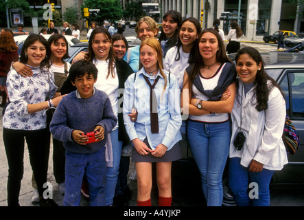 Argentina di ragazze, ragazze adolescenti, fidanzate, boy, Ricky Martin ventole, contatto visivo, vista frontale, ritratto, Buenos Aires, Provincia di Buenos Aires, Argentina Foto Stock