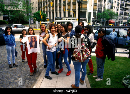 Le ragazze adolescenti, fidanzate, Ricky Martin ventole, Buenos Aires, Provincia di Buenos Aires, Argentina Foto Stock