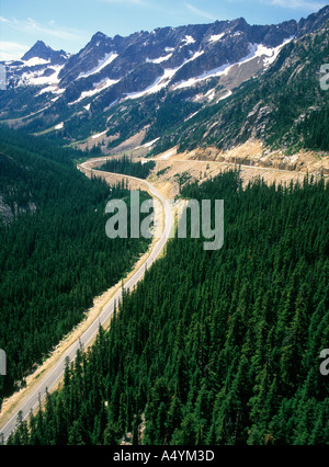 North Cascades Highway attraverso le Cascade Mountains prende un tornante sotto i primi inverni guglie Washington STATI UNITI D'AMERICA Foto Stock