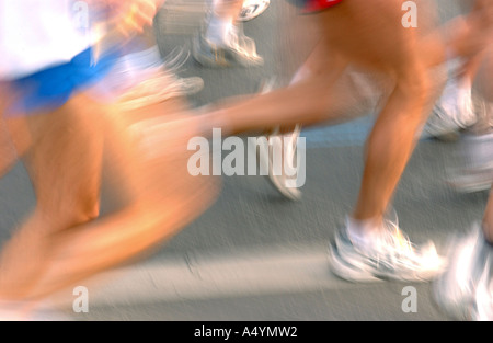 Berlin Matrathon sulla strada 17 di giugno anche su 35.000 guide. I corridori sfocati in azione. Foto Stock