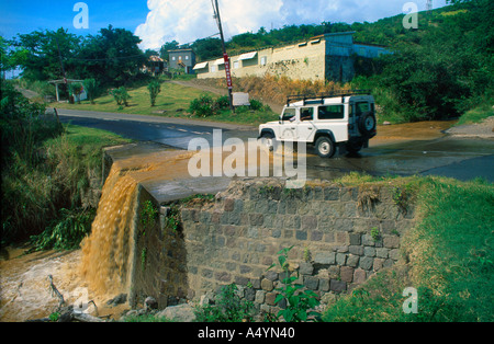 St Kitts Acqua in montagna off dopo acquazzone tropicale Foto Stock